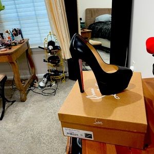 Great used condition-with box and dust bags!